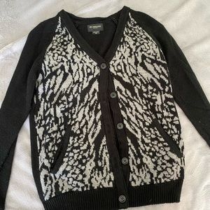 Cozy Obey sweater with pockets